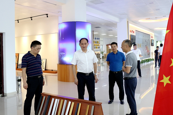 縣長(zhǎng)馬吉云赴企業(yè)開(kāi)展“送政策、解難題、優(yōu)服務(wù)”活動(dòng)